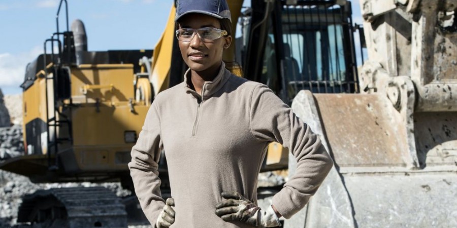 Werknemer op bouwwerf met veiligheidsbril